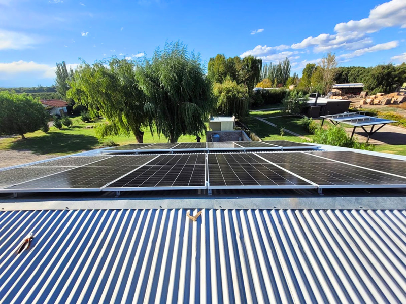 Paneles solares sobre techo de chapa acanalada con cableado oculto