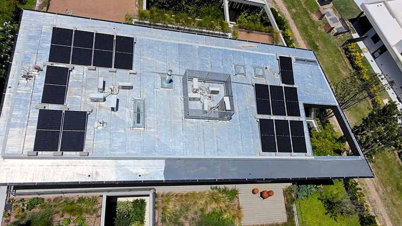 Inversor híbrido solar instalado prolijamente en sala técnica
