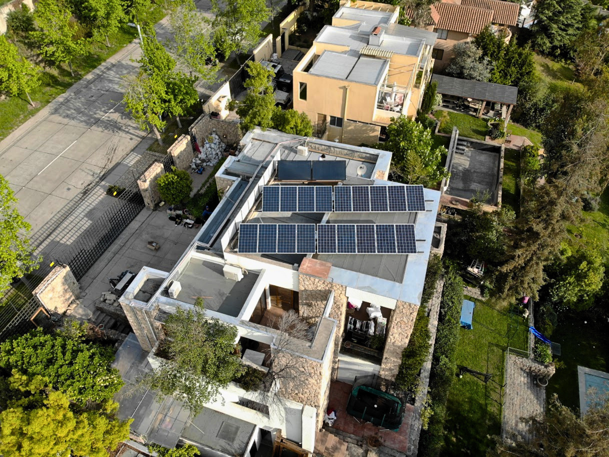 Residencia con paneles solares integrados en el techo