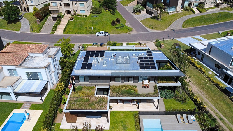 Paneles solares instalados sobre estructura de aluminio en techo plano